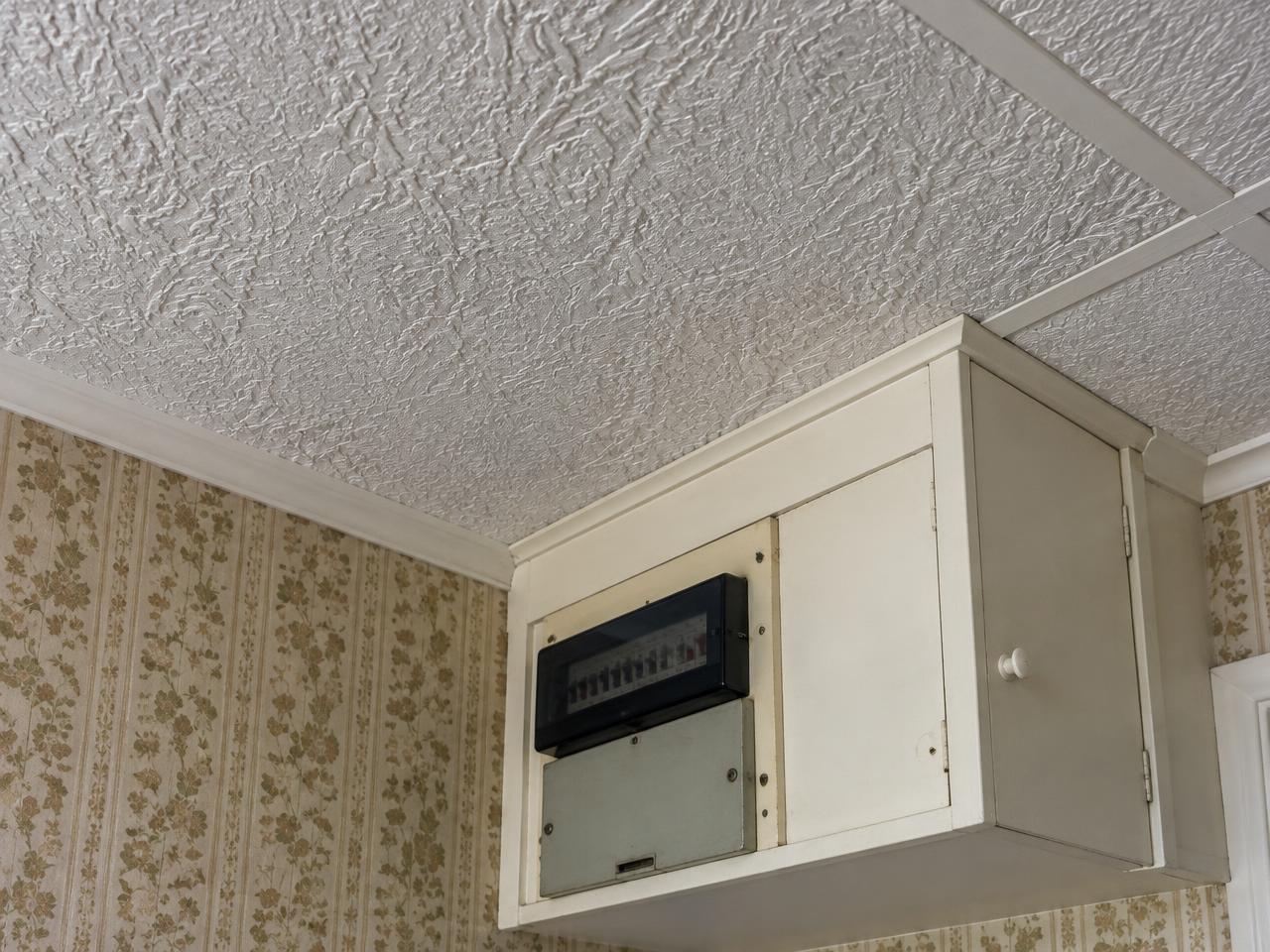 Older British interior materials considered during a visual home inspection